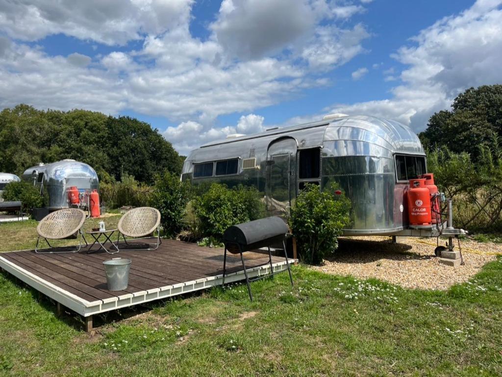 Silver Airstream Glamping & Rental Chichester Exterior foto